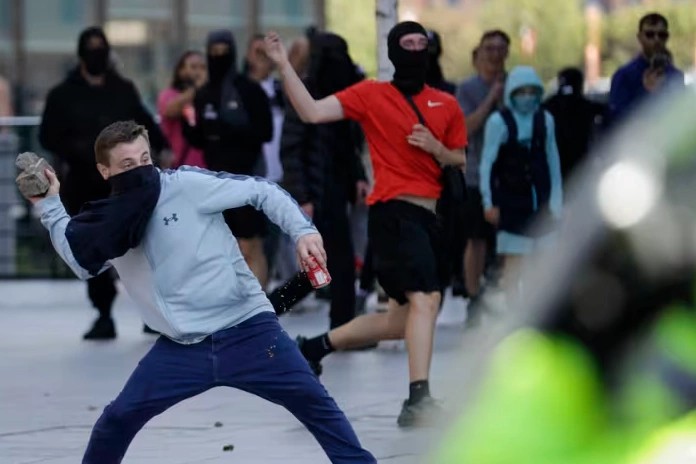 Britaniyada iğtişaşlar başlayandan bəri təxminən 380-yə yaxın şəxs saxlanılıb