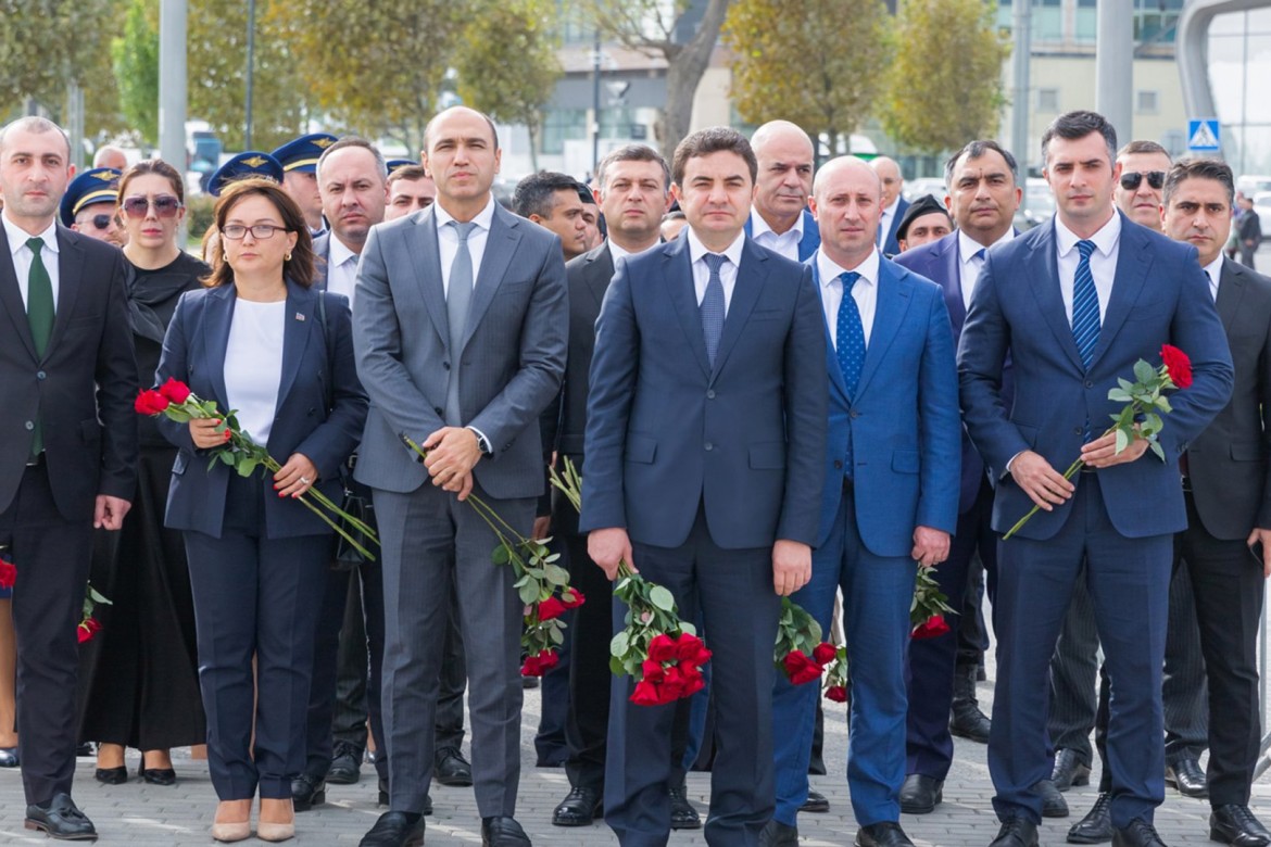 Azərbaycan Hava Yolları QSC-nin rəhbərliyi və kollektivi şəhidlərin əziz xatirəsini yad edib
