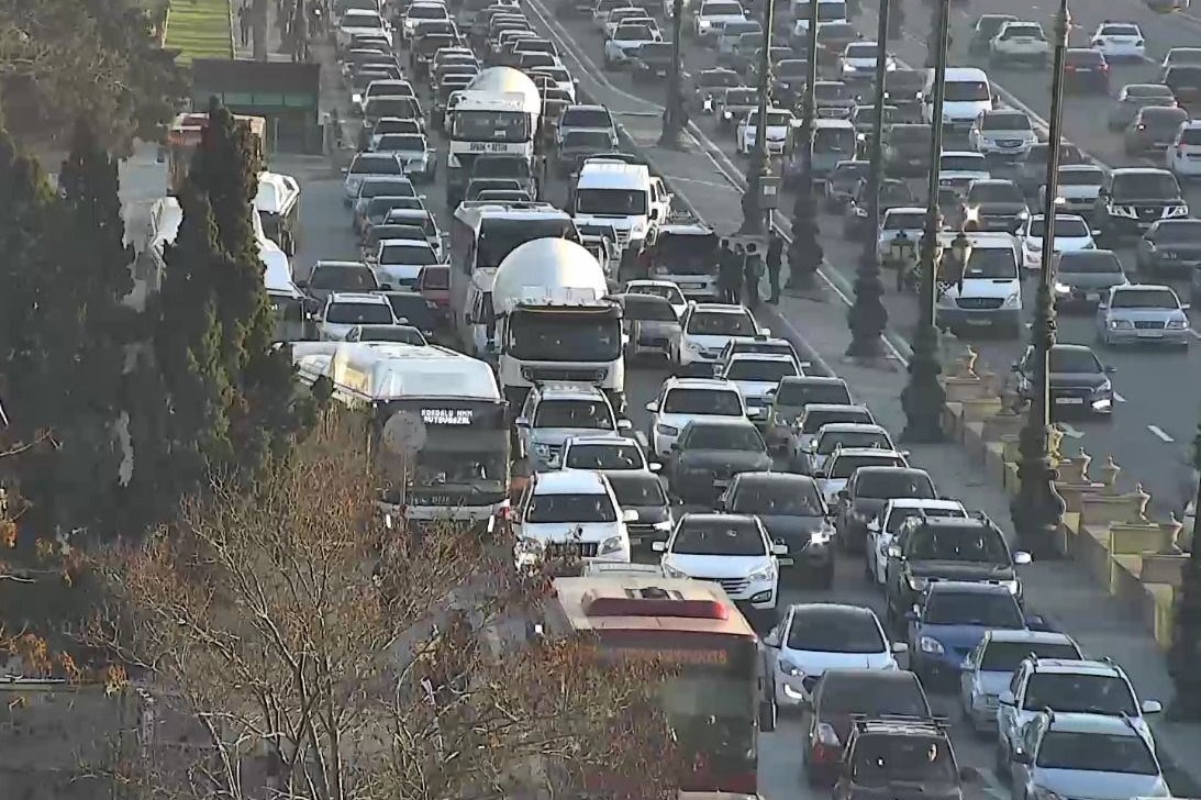 Bakıda ondan çox yolda sıxlıq var