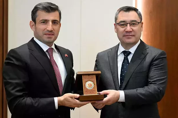 Qırğızıstan Selçuk Bayraktara dövlət mükafatı verib
