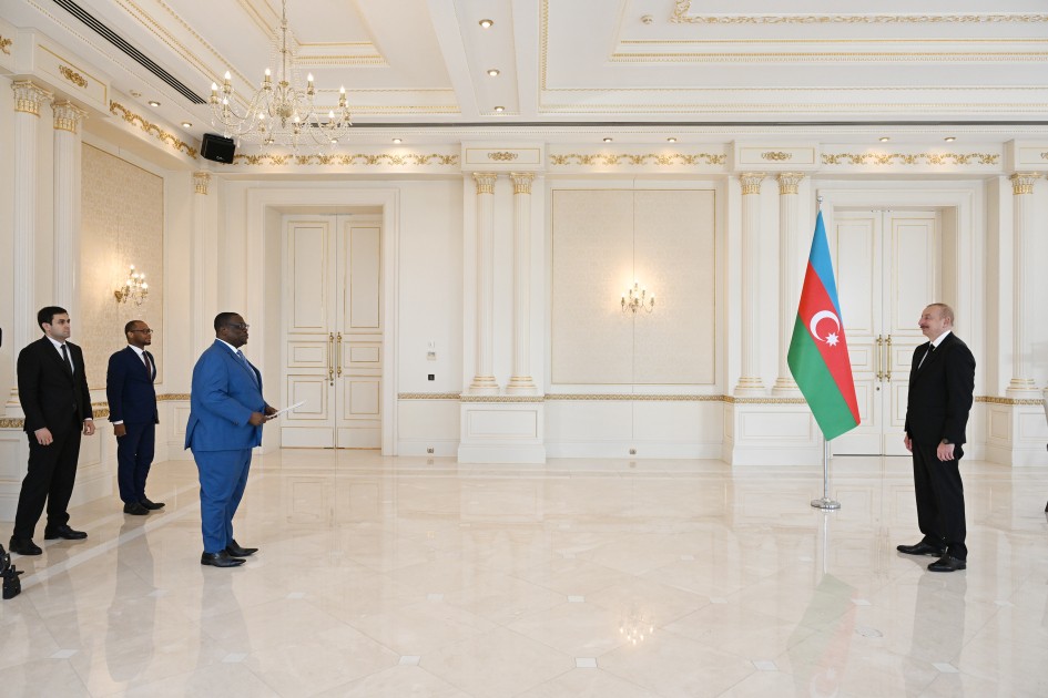 Prezident İlham Əliyev Beninin Azərbaycanda yeni təyin olunmuş səfirinin etimadnaməsini qəbul edib