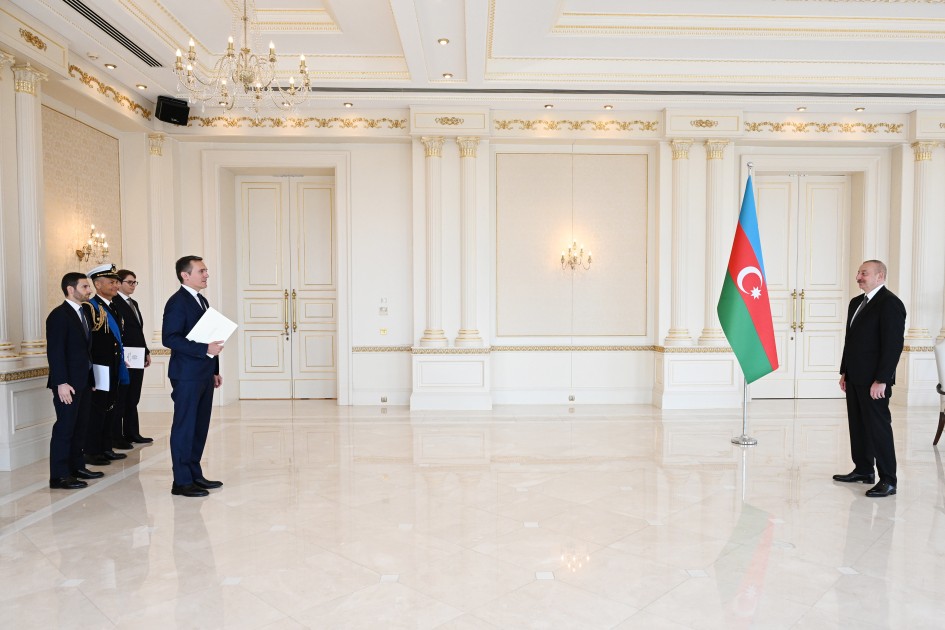 Prezident İlham Əliyev İtaliyanın ölkəmizdə yeni təyin olunmuş səfirinin etimadnaməsini qəbul edib