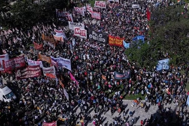 Argentinada minlərlə insan prezident hökumətinə etiraz edib