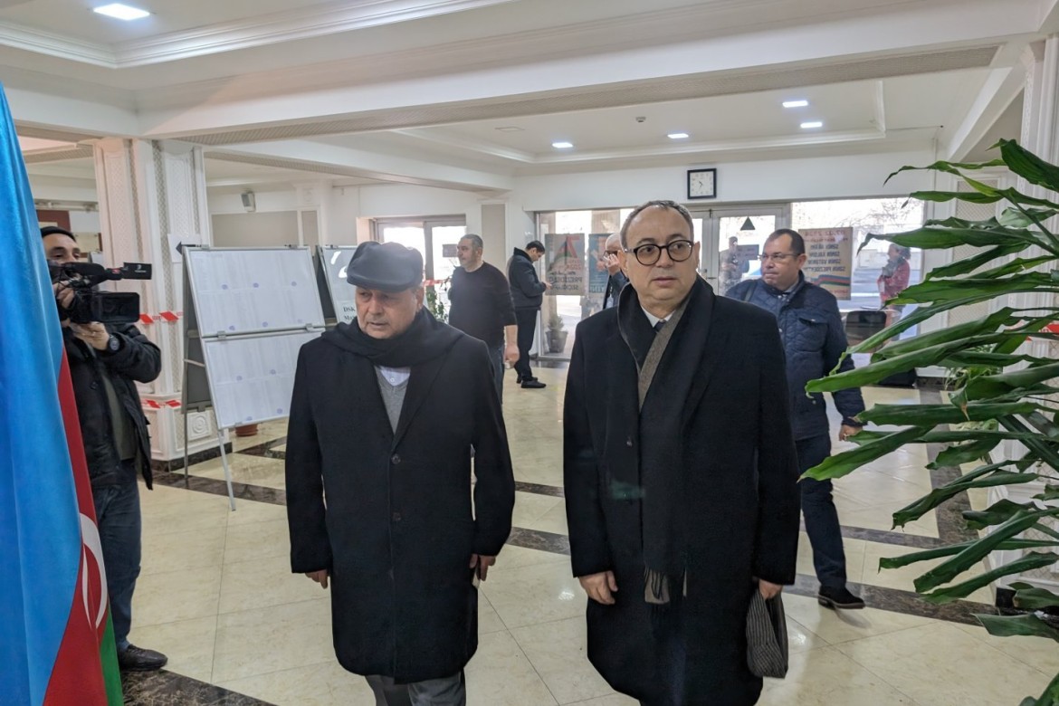 Asiya Parlament Assambleyasının üzvləri seçkiləri müşahidə etmək üçün məntəqəyə gəliblər