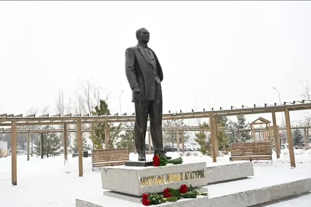 Almatıda Mustafa Kamal Atatürkün abidəsinin açılışı olub