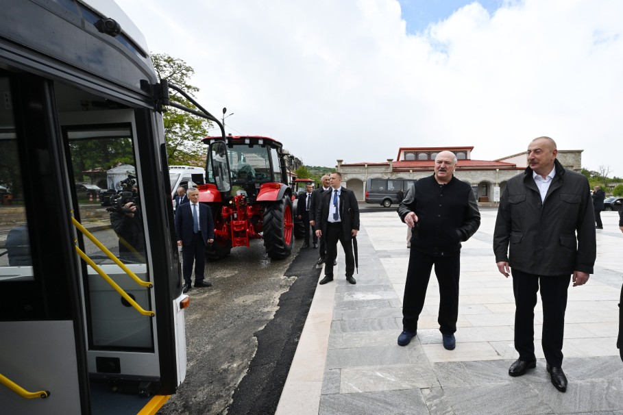 Prezident İlham Əliyev və Aleksandr Lukaşenko Şuşada Azərbaycan ilə Belarusun birgə istehsalı olan avtobusa və Belarus Prezidentinin hədiyyə etdiyi traktorlara baxıblar