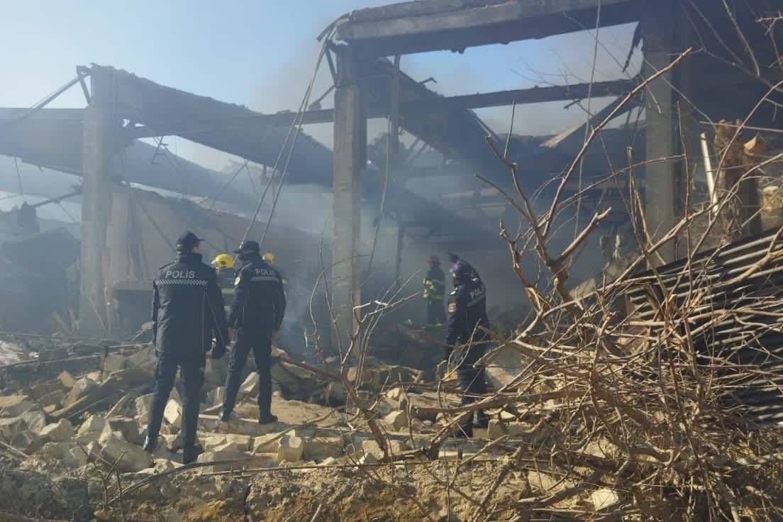 Bakıdakı partlayışda dağıntılar altından meyitin çıxarılma anı