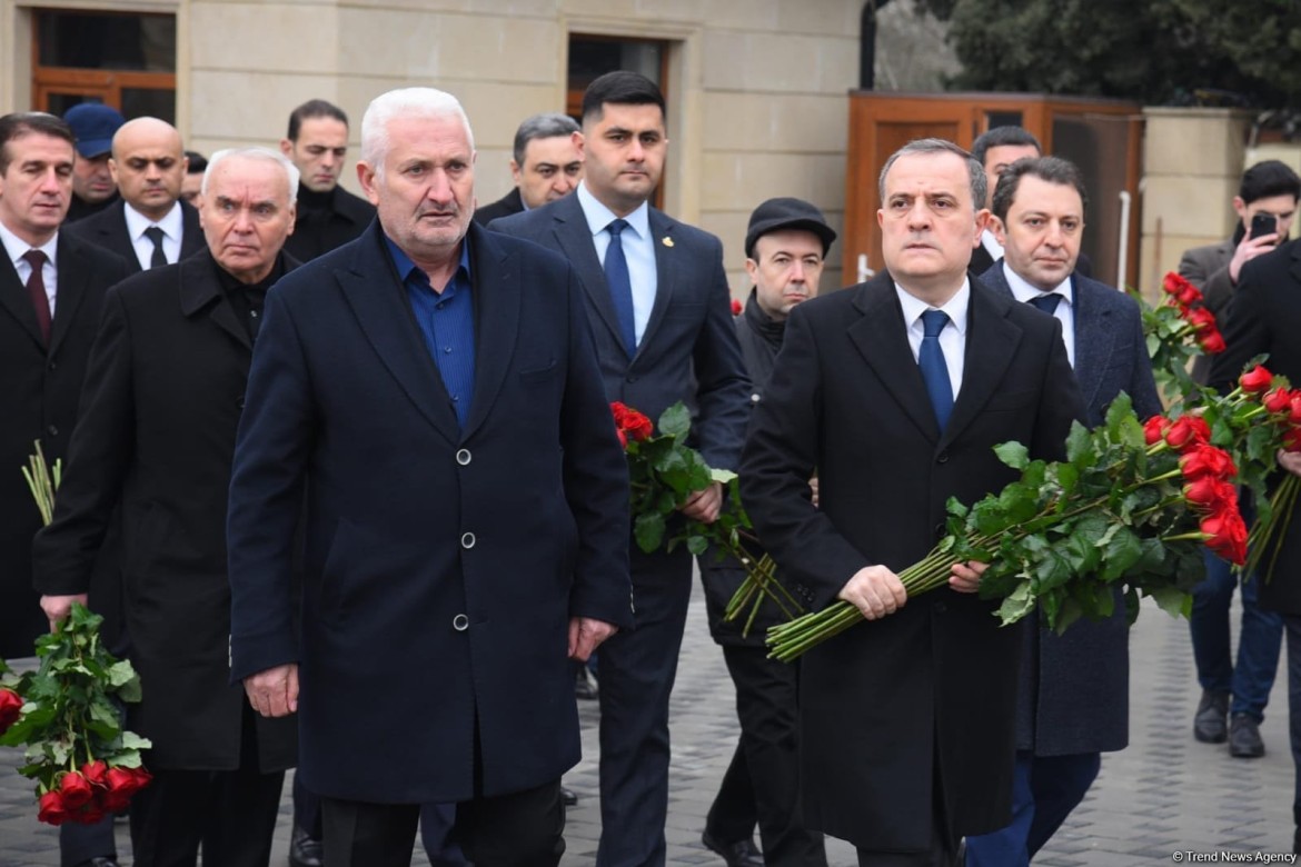 Ceyhun Bayramov İranda şəhid olan Orxan Əsgərovun məzarını ziyarət edib 