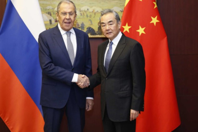 Sergey Lavrov çinli həmkarı ilə görüşüb