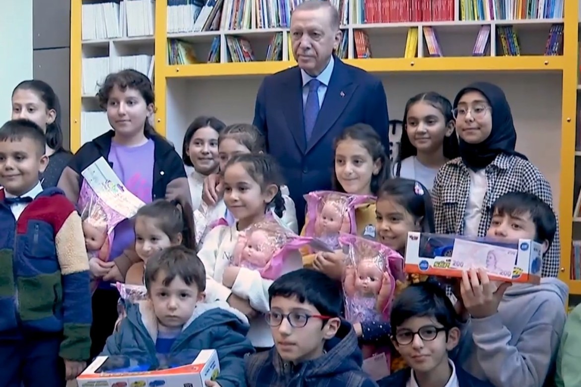Ərdoğan Qaziantep Şəhər Xəstəxanasında müalicə alan uşaqları ziyarət edib