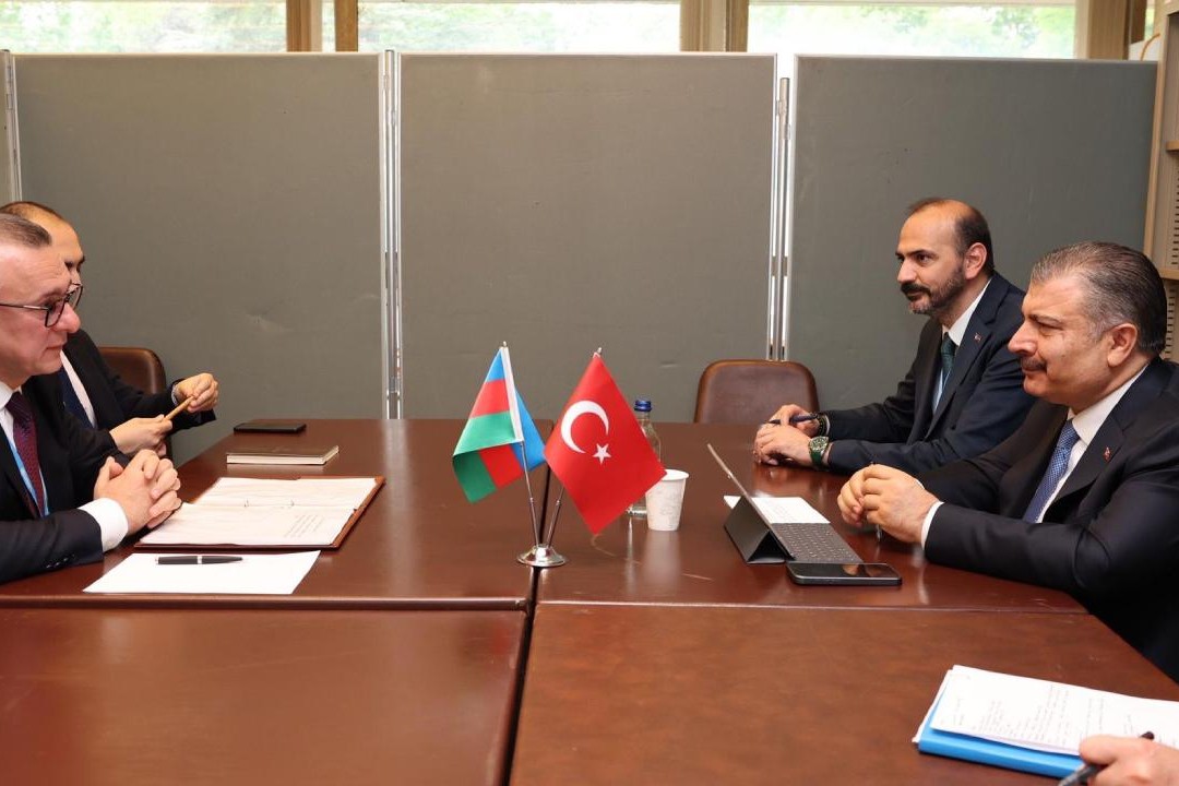 Fahrettin Koca Cenevredə həmkarları ilə görüşüb