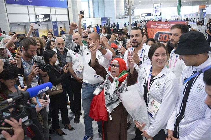 Fələstinli idmançılar Parisdə coşqu ilə qarşılanıblar