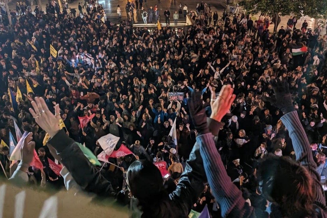 Parisdə ifrat sağçıların qalibiyyəti etiraza səbəb olub