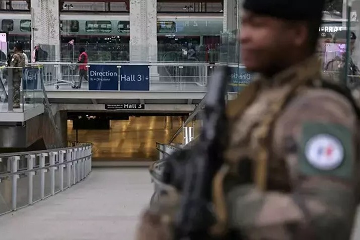 Parisdə bıçaqlı hücum olub