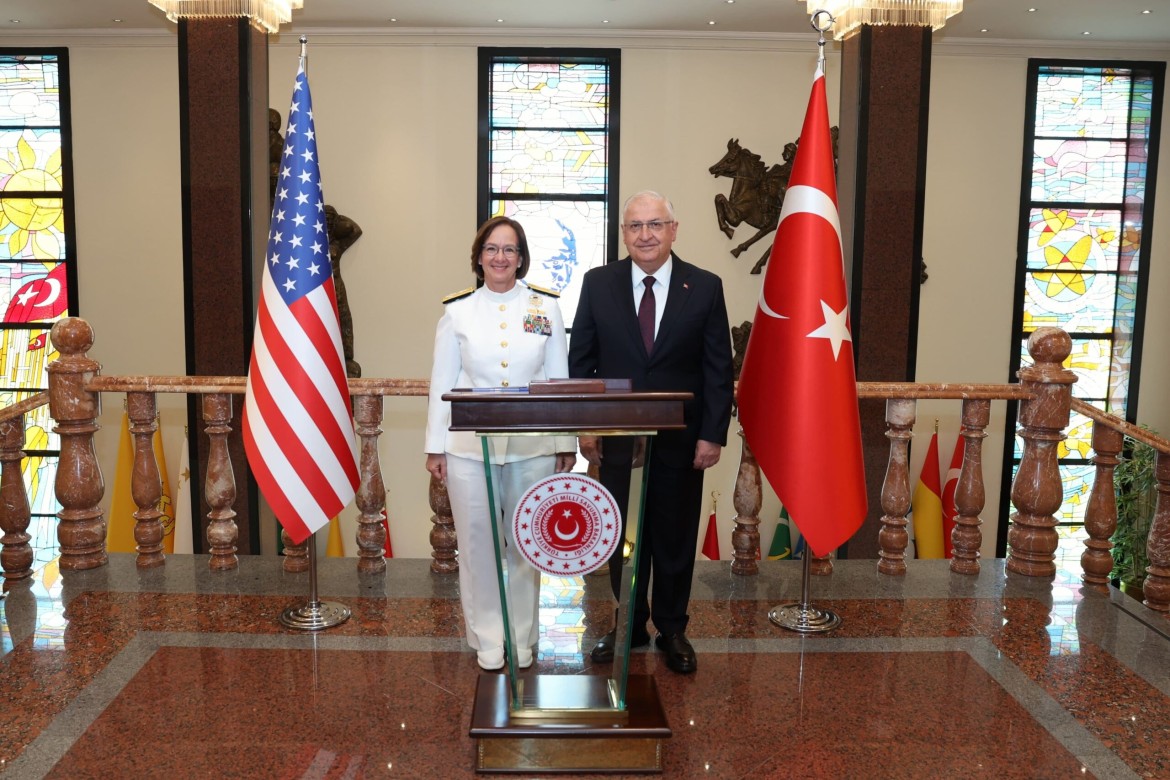 Gülər ​​ABŞ Hərbi Dəniz Qüvvələrinin komandanı ilə görüşüb