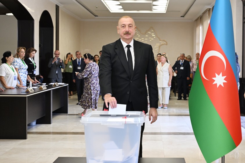 Prezident İlham Əliyev, Birinci xanım Mehriban Əliyeva və qızları Leyla Əliyeva səs veriblər  (yenilənib)