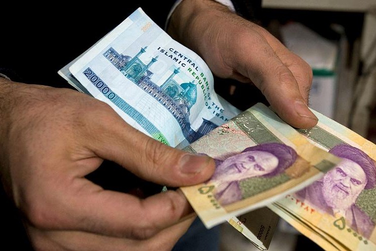 Manatın dəyəri bir gündə İranda doqquz dəfə artdı