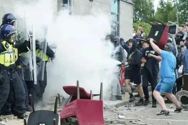 Britaniyada miqrantların qaldığı daha bir otelə hücum olub