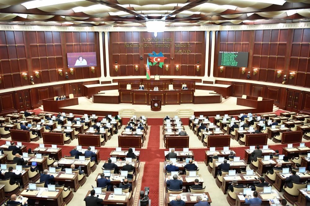 Deputatlar 12 məsələnin müzakirəsinə başlayıb