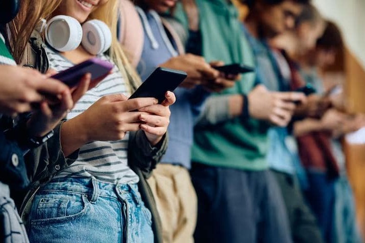ABŞ məktəblərində mobil telefon və sosial media qadağan ediləcək