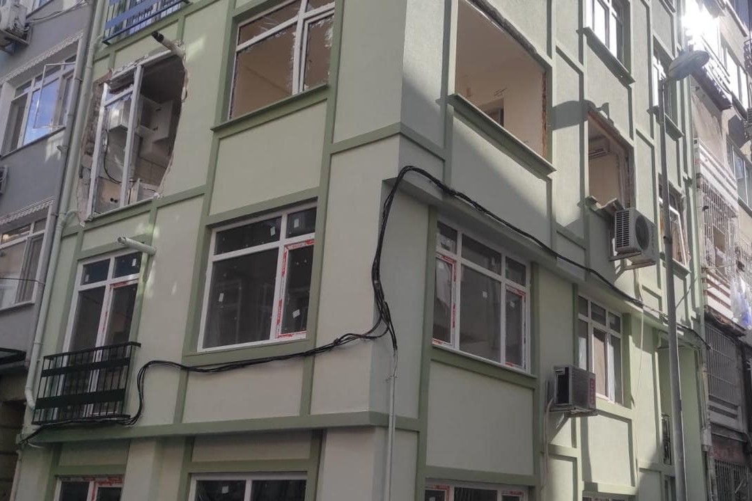 Türkiyədə yaşayış binasında partlayış olub
