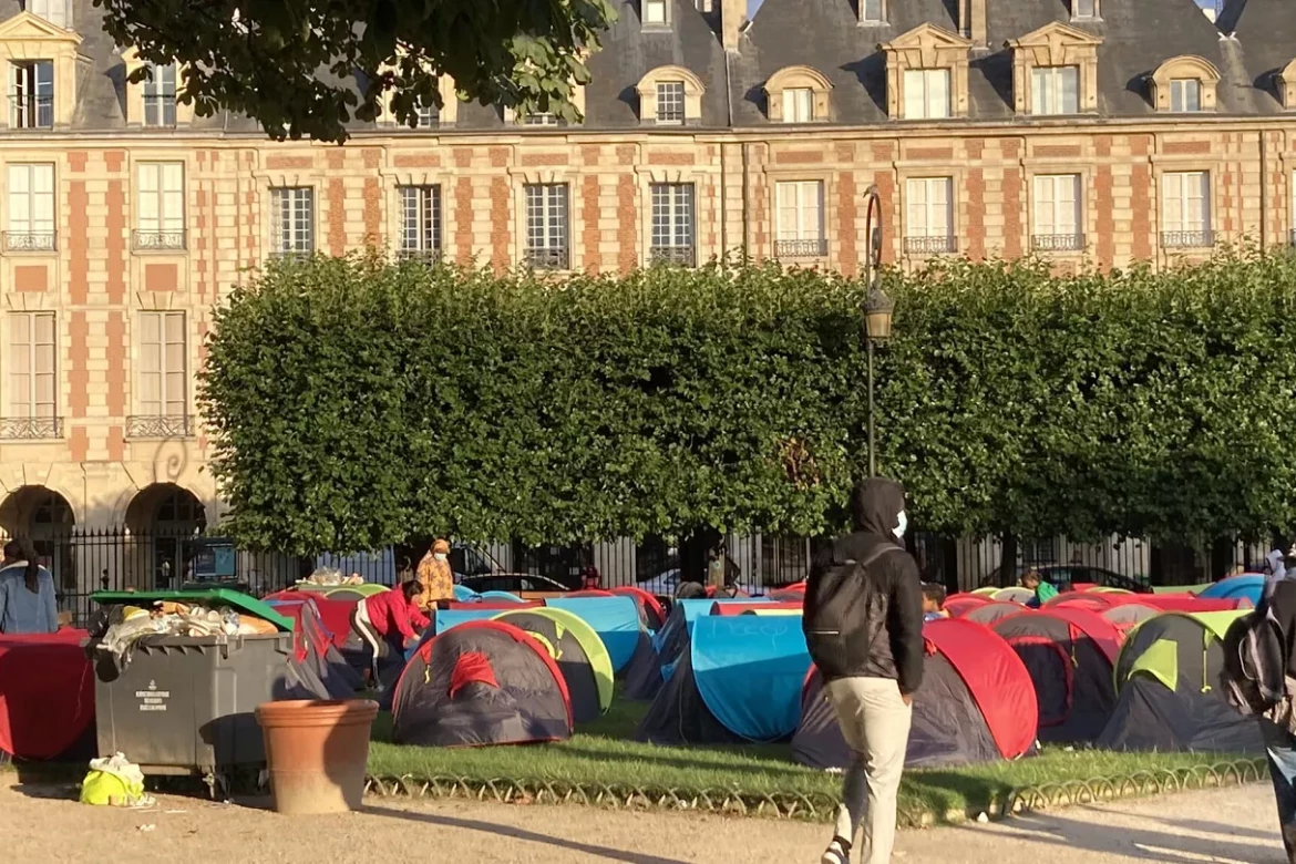 Parisdə evsiz şəxslər nümayiş keçirdi