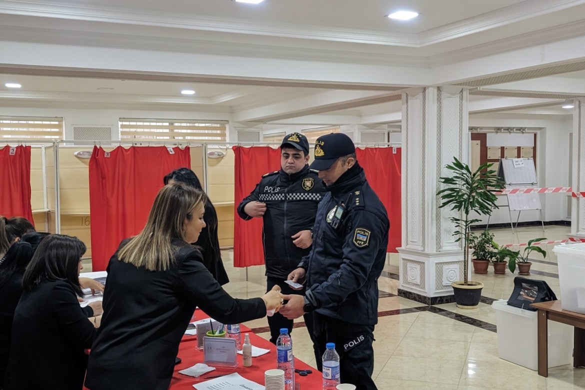 Polis əməkdaşları səsvermədə fəal iştirak edirlər
