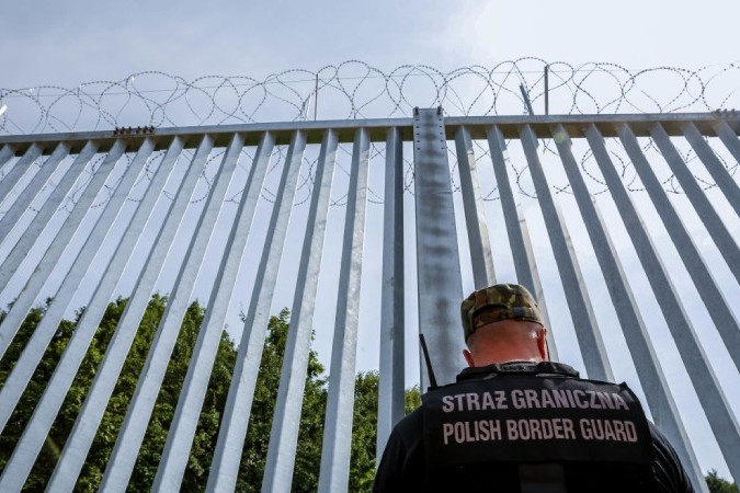 Polşa Belarusla sərhəd səddini gücləndirəcək