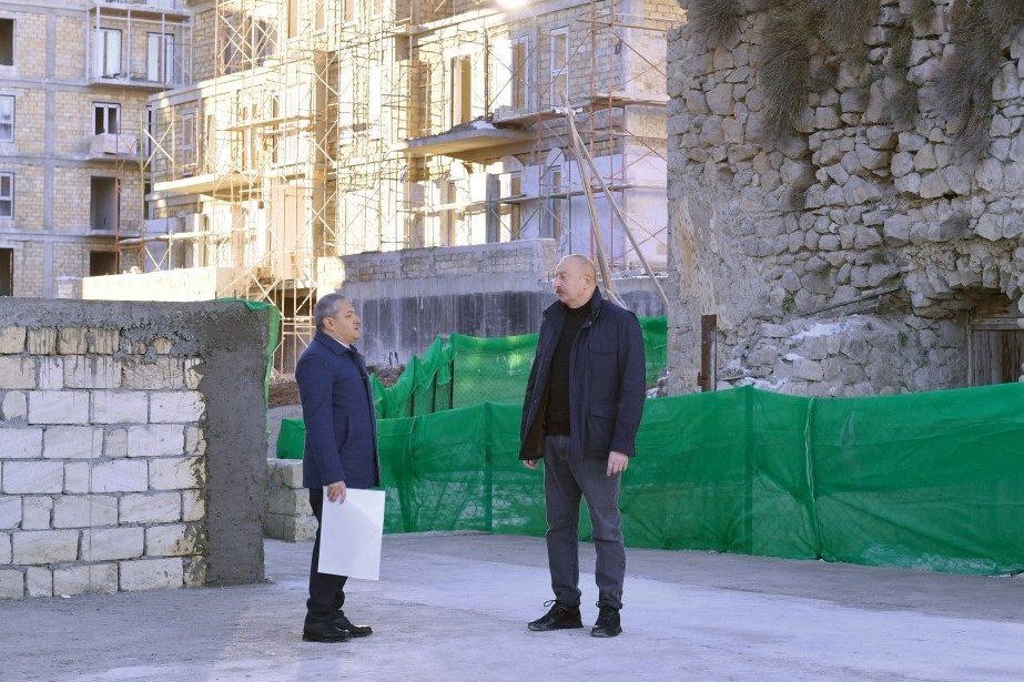 Prezident İlham Əliyev Şuşada 23 binadan ibarət ilk yaşayış kompleksində aparılan tikinti işlərinin gedişi ilə tanış olub