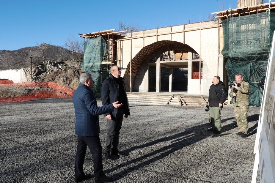 Prezident İlham Əliyev Şuşa rayonunun Daşaltı kənd məscidində tikinti işləri ilə tanış olub