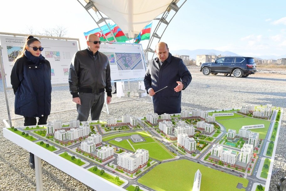 Prezident İlham Əliyev və Birinci xanım Mehriban Əliyeva Ağdam şəhərində salınacaq dördüncü yaşayış kompleksinin təməlinin qoyulması mərasimində iştirak ediblər