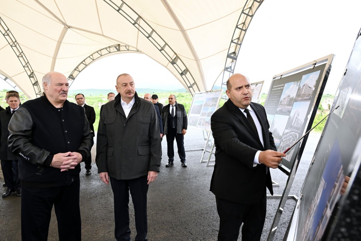 Prezident İlham Əliyev və Belarus Prezidenti Aleksandr Lukaşenko Füzuli şəhərinin dağıdılmış yerlərinə baxıb və şəhərin Baş planı ilə tanış olublar