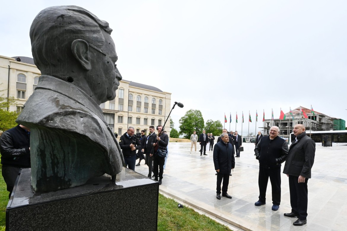 Prezident İlham Əliyev və Lukaşenko Şuşada işğal dövründə gülləbaran edilmiş heykəllərə baxıblar