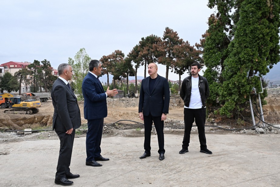 Prezident İlham Əliyev Xankəndi şəhərinin Zəfər meydanında Konqres Mərkəzinin tikintisi ilə tanış olub