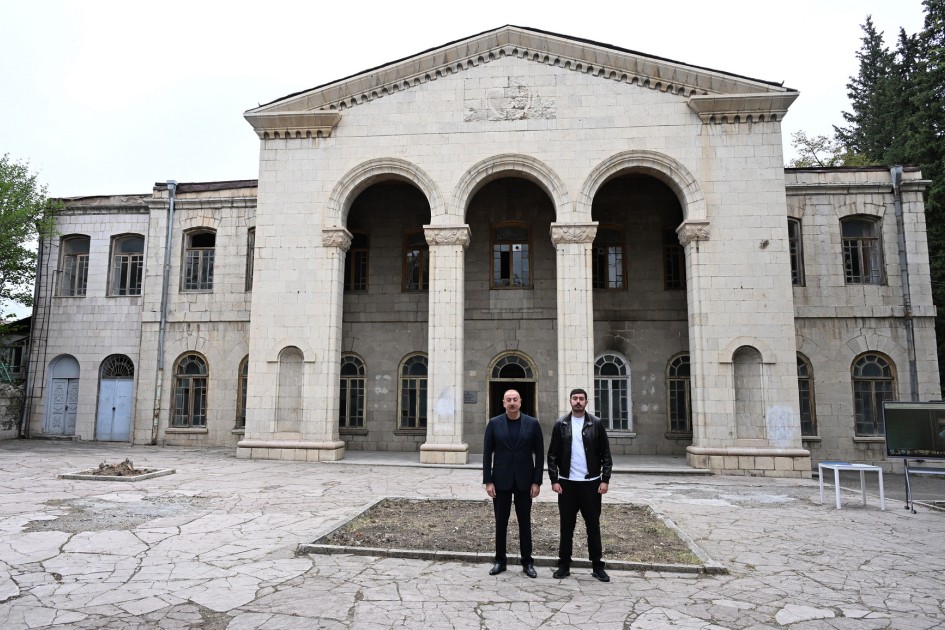 Prezident İlham Əliyev Xankəndi Dövlət Dram Teatrının binasında görüləcək işlərlə tanış olub