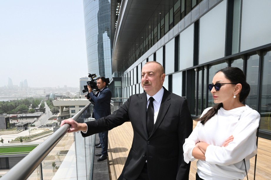 Prezident İlham Əliyev və Birinci xanım Mehriban Əliyeva Bakıda “Crescent Bay” layihəsinin təqdimatı və “Crescent Mall” ticarət mərkəzinin açılışında iştirak ediblər