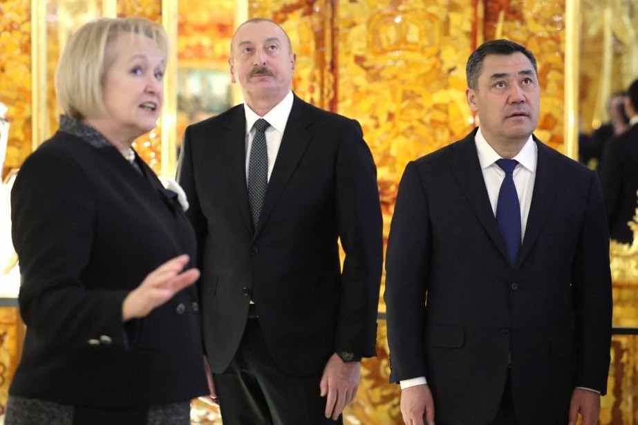 Prezident İlham Əliyev Sankt-Peterburqda “Yekaterina sarayı” ilə tanış olub