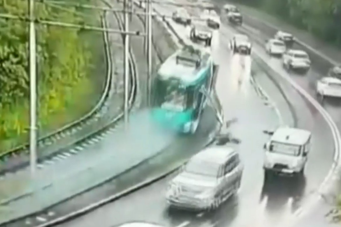 Rusiyada sıradan çıxan trolleybus 100-dən çox insanı yaralayıb