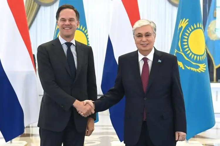 Tokayev və Niderlandın Baş naziri əməkdaşlıq məsələlərini müzakirə edib