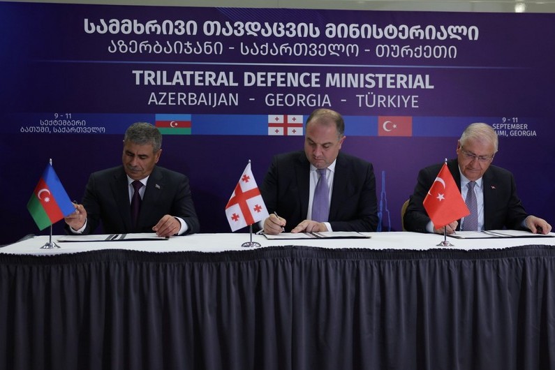 Azərbaycan, Türkiyə və Gürcüstan müdafiə nazirləri üçtərəfli memorandum imzalayıblar
