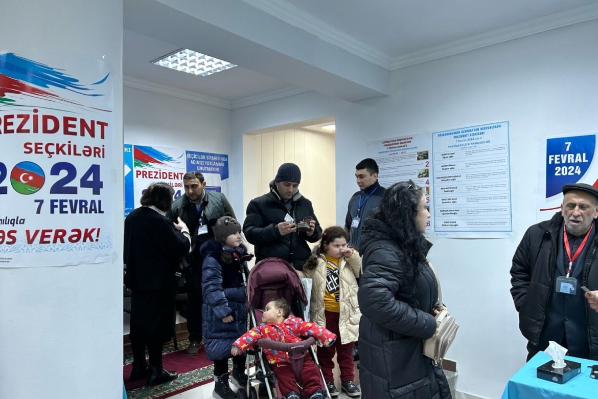 Seçicilər ailələri ilə birlikdə səsvermədə iştirak edirlər