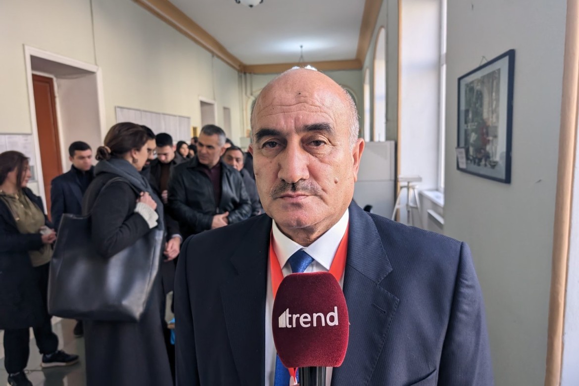 Seçki məntəqəsinin qapısında növbə yaranıb - Komissiya sədri
