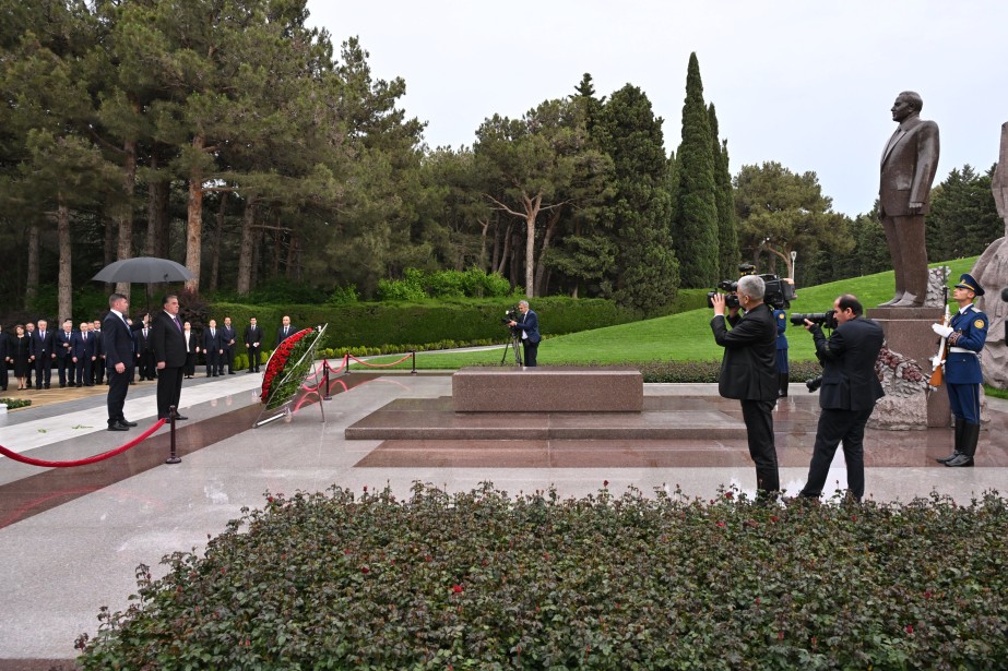 Tacikistan Prezidenti Fəxri xiyabanda Ulu Öndərin məzarını ziyarət edib