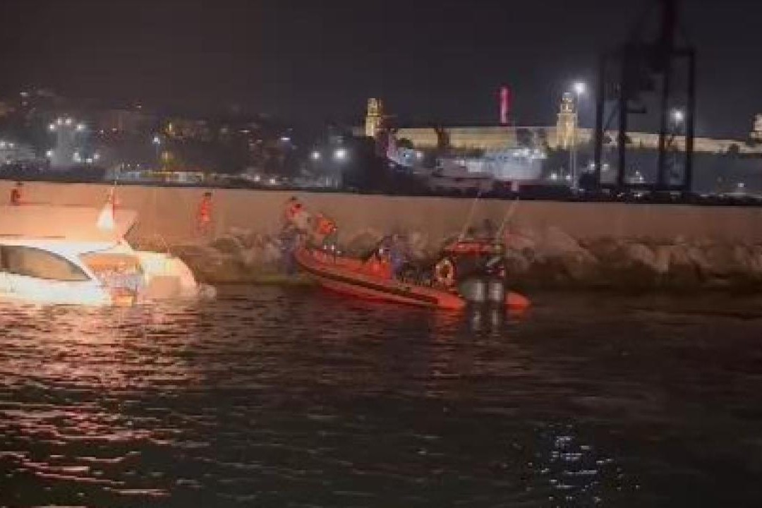 Türkiyədə qayalara çırpılan qayıqdan 10 nəfər xilas edilib