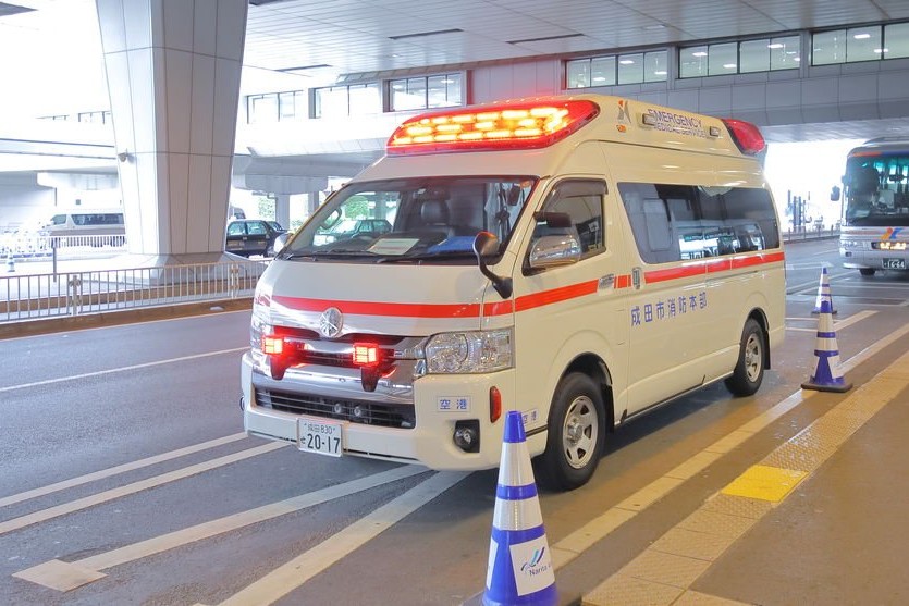 Tokio metrosunda silahlı qadın sərnişinlərə hücum edib