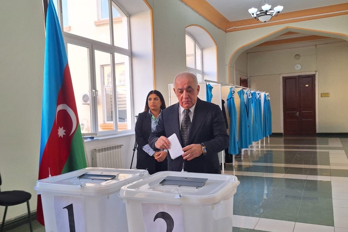 Baş nazir parlament seçkilərində iştirak etdi