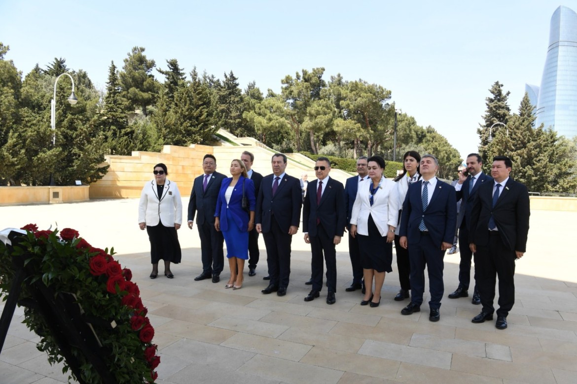Türk dövlətləri parlamentlərinin nümayəndə heyətləri Fəxri xiyabanı və Şəhidlər xiyabanını ziyarət ediblər