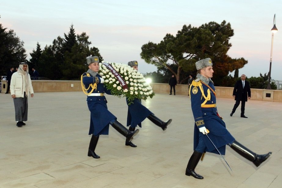 Birləşmiş Ərəb Əmirliklərinin Prezidenti Bakıda şəhidlərin xatirəsini anıb