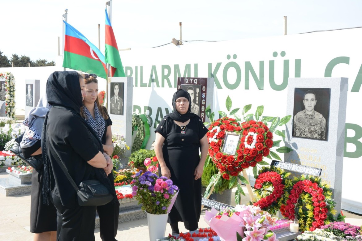 Antiterror əməliyyatlarında şəhid olan hərbi qulluqçuların məzarları ziyarət edilir