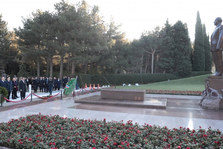 Türkiyənin təhsil naziri Ulu Öndərin məzarını, Şəhidlər xiyabanını və “Türk şəhidliyi” abidəsini ziyarət edib